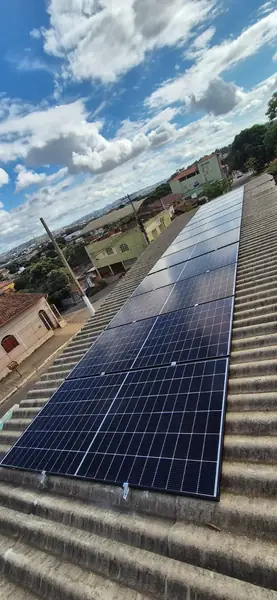 Instalação de energia solar em Governador Valadares/MG feita pela Jumper Solar — sistema fotovoltaico com painéis solares (foto 1)