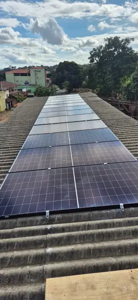 Instalação de energia solar em Governador Valadares/MG feita pela Jumper Solar — sistema fotovoltaico com painéis solares (foto 2)