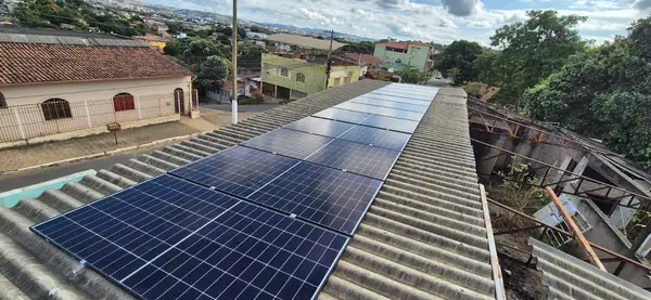 Instalação de energia solar em Governador Valadares/MG feita pela Jumper Solar — sistema fotovoltaico em telhado residencial (foto 4)