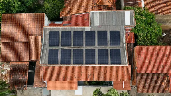 Instalação de energia solar em Governador Valadares/MG feita pela Jumper Solar — sistema fotovoltaico em telhado residencial (foto 9)