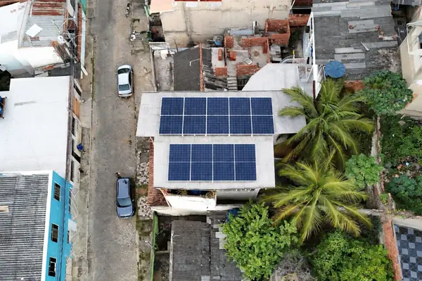 Instalação de energia solar em Governador Valadares/MG feita pela Jumper Solar — sistema fotovoltaico em telhado residencial (foto 10)