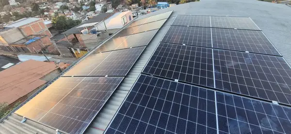 Instalação de energia solar em Governador Valadares/MG feita pela Jumper Solar — sistema fotovoltaico em telhado residencial (foto 11)