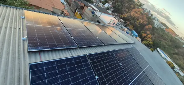 Instalação de energia solar em Governador Valadares/MG feita pela Jumper Solar — sistema fotovoltaico em telhado residencial (foto 12)