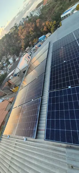 Instalação de energia solar em Governador Valadares/MG feita pela Jumper Solar — sistema fotovoltaico com painéis solares (foto 13)