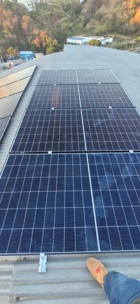 Instalação de energia solar em Governador Valadares/MG feita pela Jumper Solar — sistema fotovoltaico com painéis solares (foto 14)