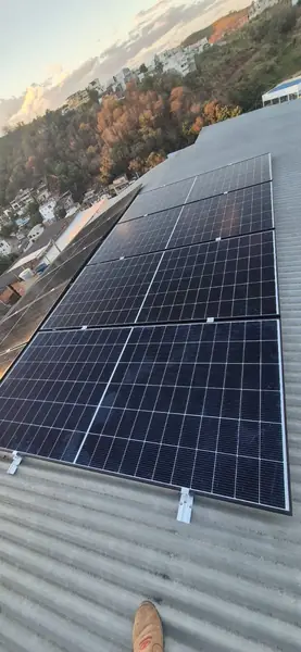 Instalação de energia solar em Governador Valadares/MG feita pela Jumper Solar — sistema fotovoltaico com painéis solares (foto 15)