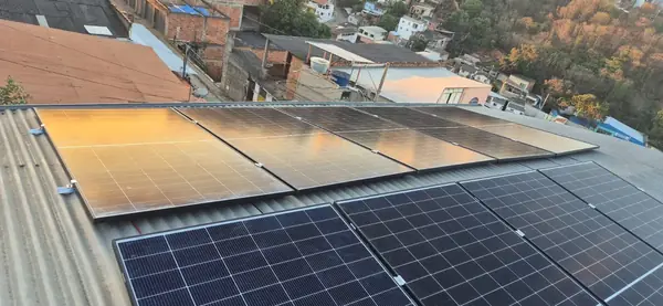 Instalação de energia solar em Governador Valadares/MG feita pela Jumper Solar — sistema fotovoltaico em telhado residencial (foto 16)