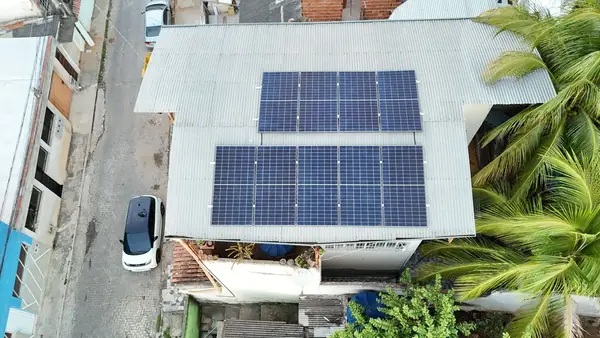 Instalação de energia solar em Governador Valadares/MG feita pela Jumper Solar — sistema fotovoltaico em telhado residencial (foto 17)