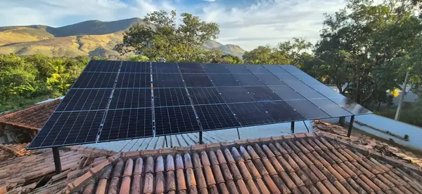Instalação de energia solar em Governador Valadares/MG feita pela Jumper Solar — sistema fotovoltaico em telhado residencial (foto 20)