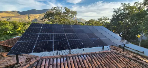 Instalação de energia solar em Governador Valadares/MG feita pela Jumper Solar — sistema fotovoltaico em telhado residencial (foto 21)